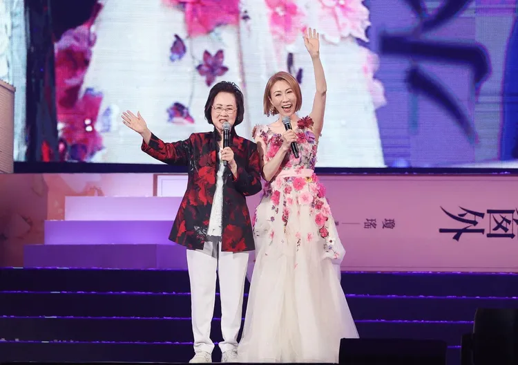 李翊君去年在「瓊瑤創作60週年演唱會」上與她視為貴人的瓊瑤同框。翻攝李翊君臉書