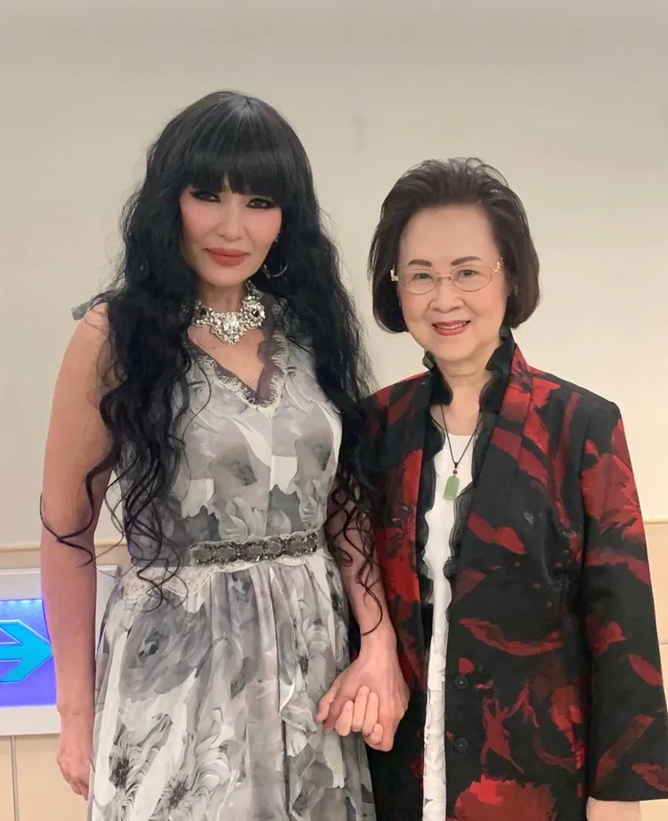 潘越雲唱紅《幾度夕陽紅》，曾緊牽瓊瑤的手合影。翻攝潘越雲臉書