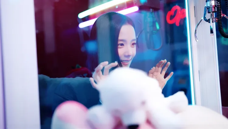 Jisoo盯著娃娃的表情相當俏皮。品牌提供