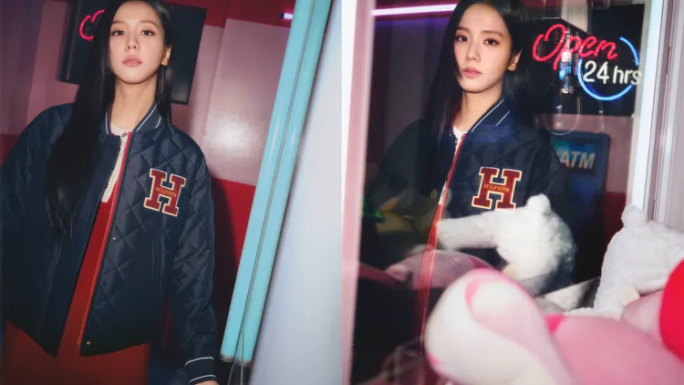 Jisoo站在TOMMY打造出的遊戲間遊玩夾娃娃機。品牌提供