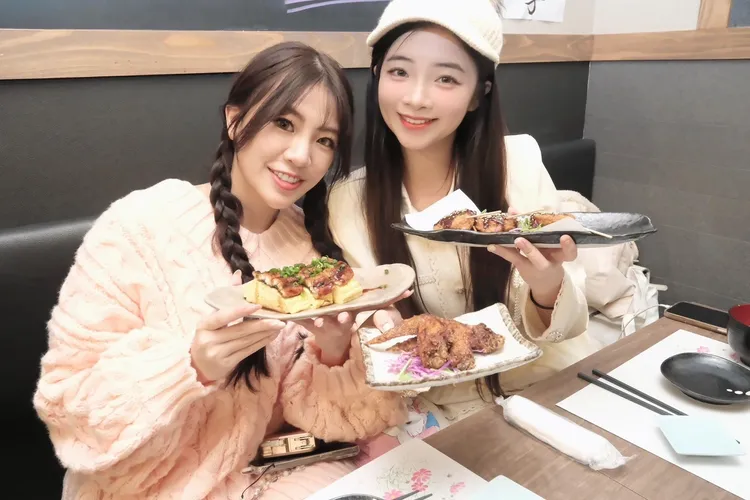 熊霓和曲曲到名古屋享受美食。樂天桃猿提供