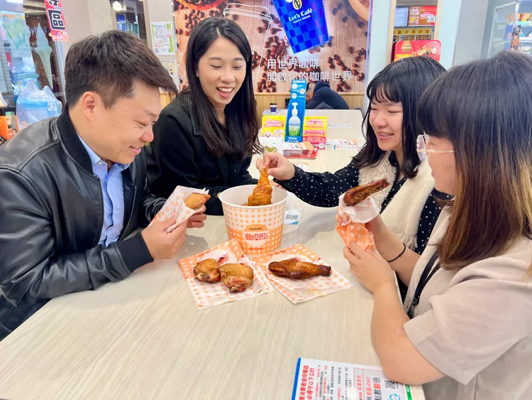 跨年必備的炸雞桶8支任選320元，還可在附近全家群組+1預訂。全家提供