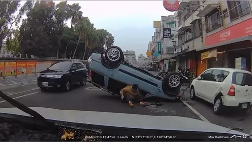 彰化休旅車自撞「烏龜翻」 30歲駕駛狼狽爬出!疑恍神肇禍