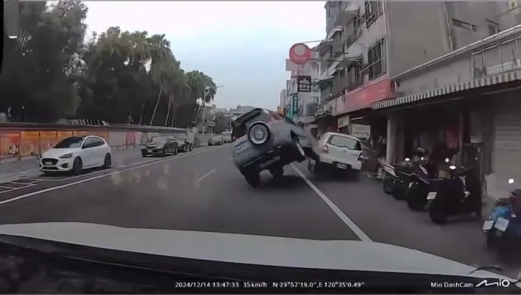 休旅車擦撞路邊車輛後瞬間彈起，重心不穩整台車翻覆。民眾提供