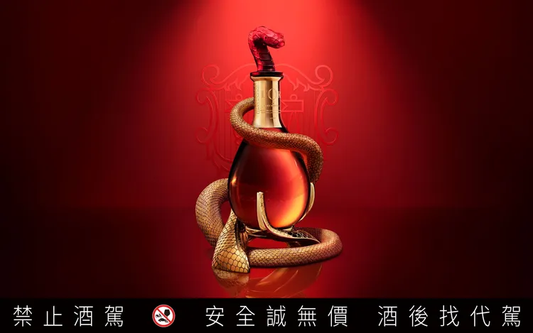 馬爹利「金王之尊2025蛇年限定款」奢華氣息盡現。業者提供