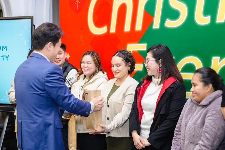 邱臣遠致贈聖誕禮物。新竹市府提供