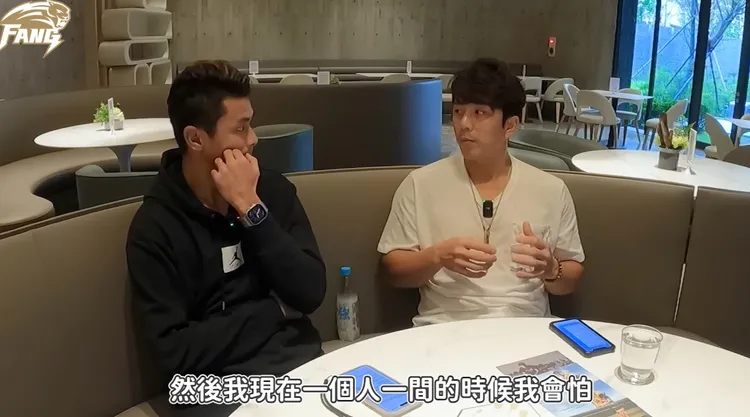 周思齊坦言直到現在還是不敢一個人住飯店房間，因為自己曾在房間被架走。翻攝自《昶詠會客室》