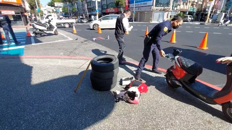 警方到場移置死者騎乘的車輛及碎片。桃園警分局提供