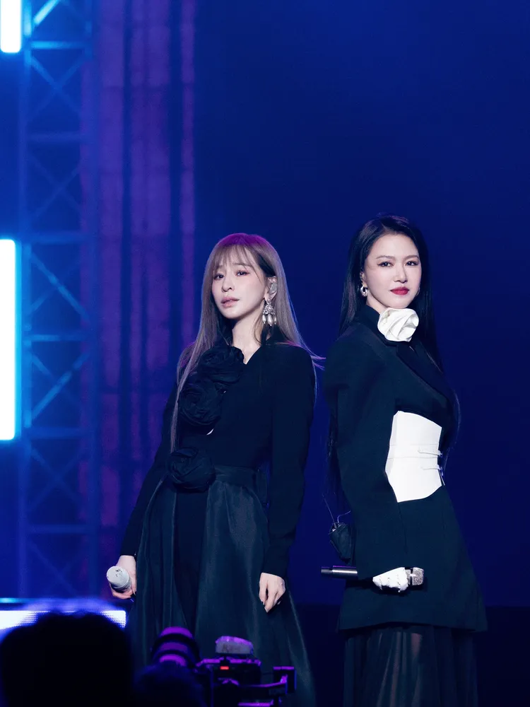 王心凌（左）上海首場嘉賓邀來譚維維擔任。圖／天晴娛樂提供