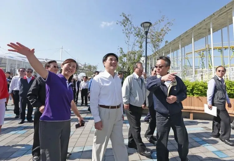 2014年兒童新樂園開幕，時任台北市長郝龍斌（左2），以及時任教育局長林奕華（左1）參加開幕典禮。北捷提供