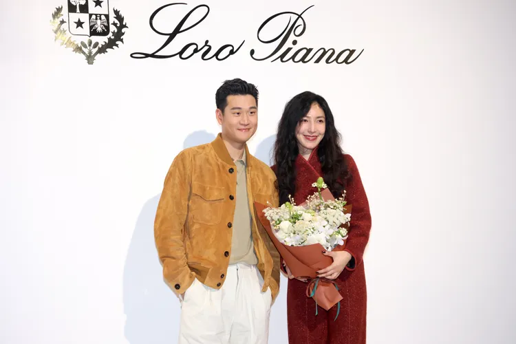 周興哲（左）獻花給壽星楊謹華。攝影中心攝