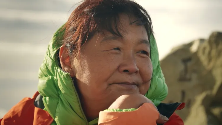 小比媽媽坦言經常被言語攻擊、被質問為何不讓身體狀況特殊的兒子待在家休息，但她從未輕易退縮，也從未停下腳步。業者提供