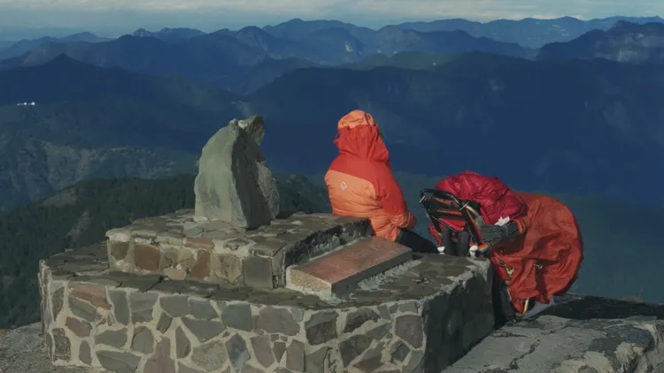 在得知小比媽媽想帶小比一起看全台最美的風景之一「玉山」後，福斯商旅決定全力協助這對母子實現攻頂玉山的夢想。業者提供
