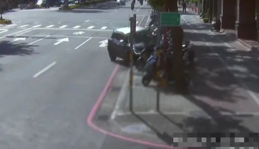 新北汽車逆向衝人行道　路邊9機車衰挨撞！路人驚「生死一瞬間」