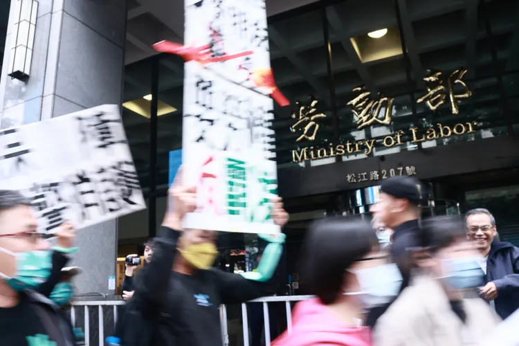 民眾黨今（7日）下午舉行「反霸凌，護勞權」大遊行，號召民眾於勞動部前集合抗議，圖為民眾高舉標語抗議。彭欣偉攝