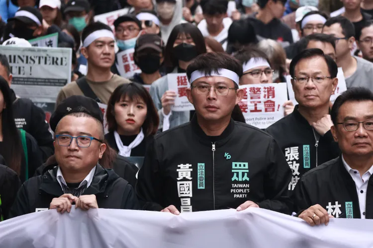 民眾黨「反霸凌遊行」，立委黃國昌、林國成帶頭表達訴求。彭欣偉攝