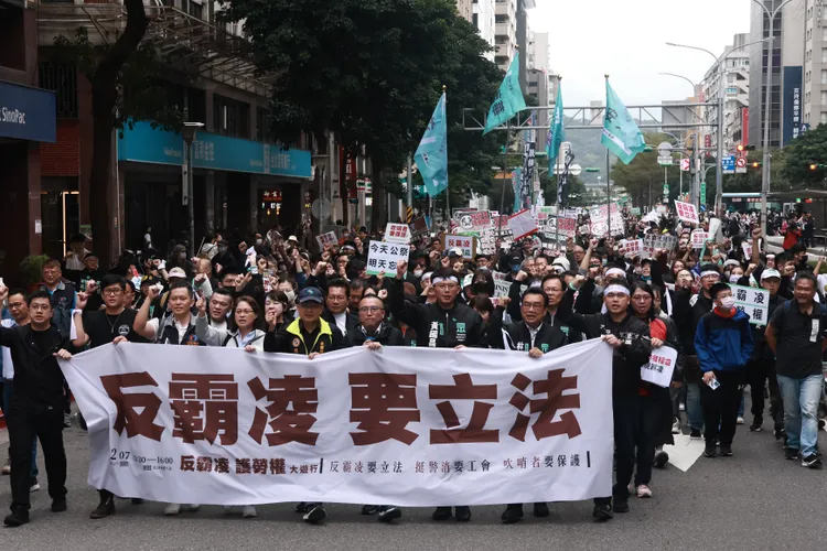 民眾黨遊行，立委黃國昌、林國成現身，並高舉布條表達訴求。彭欣偉攝