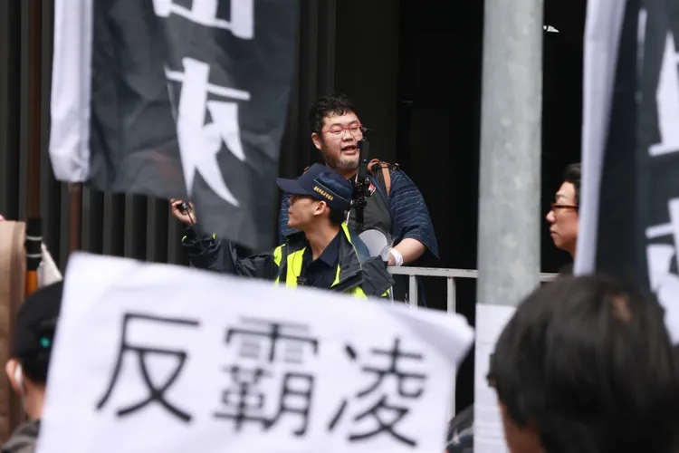 政治網紅四叉貓現身民眾黨遊行。彭欣偉攝