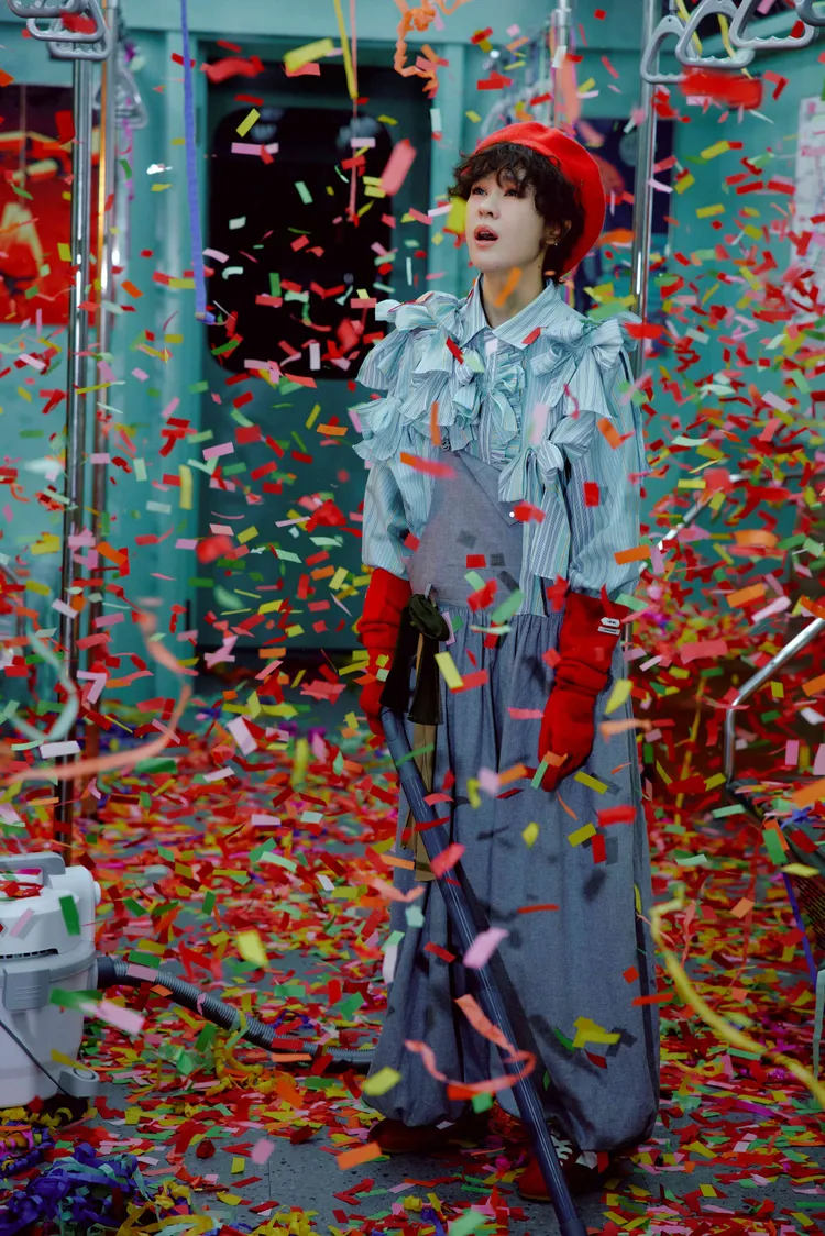 郁可唯MV詮釋老靈魂與少女的奇妙融合。圖／華研國際提供