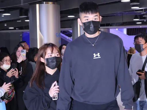 周杰倫演唱會Day3｜王齊麟昨才求婚啦啦隊女神！牽手甜膩大巨蛋露面了