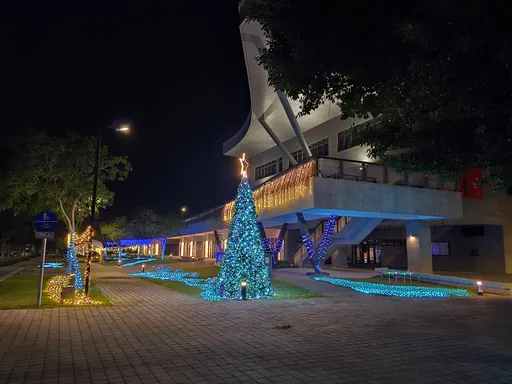 八里区公所入夜更美了!耶诞树、雪人迎耶诞 浪漫缤纷灯饰好幸福