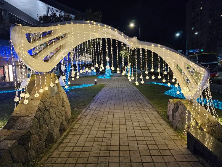 翱翔天際希望拱門，如同邁向充滿溫暖的2025。公所提供