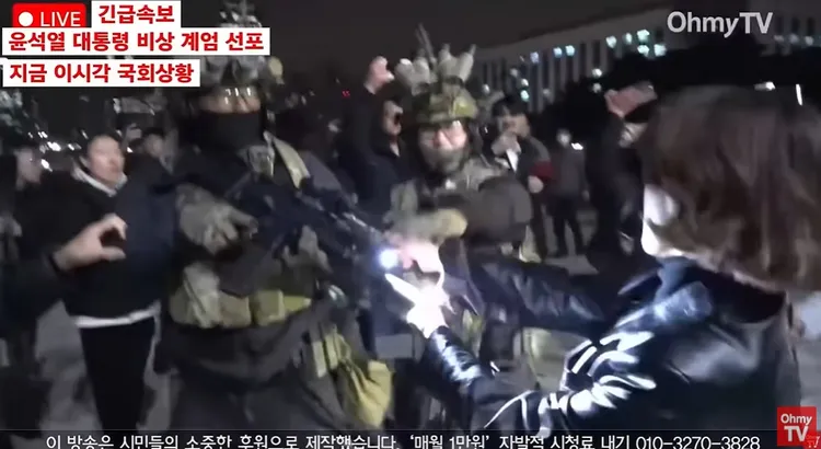 安貴朎被拍到徒手抓住軍人槍頭。翻攝《Oh my TV》YouTube