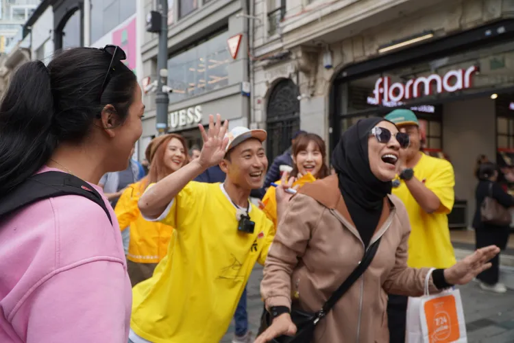 浩子（中）在土耳其感受當地人的熱情。綜藝玩很大提供