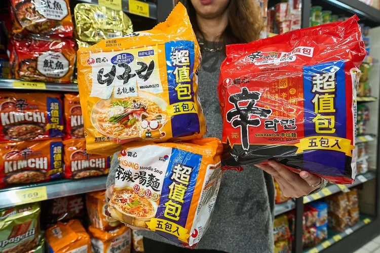 進口泡麵前10大熱銷榜中，韓國就佔了前8名。家樂福提供