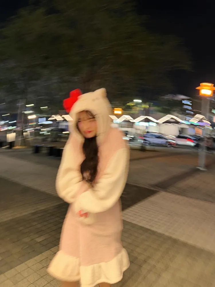 李多慧著睡衣裝現身台南街頭。翻攝自李多慧Threads