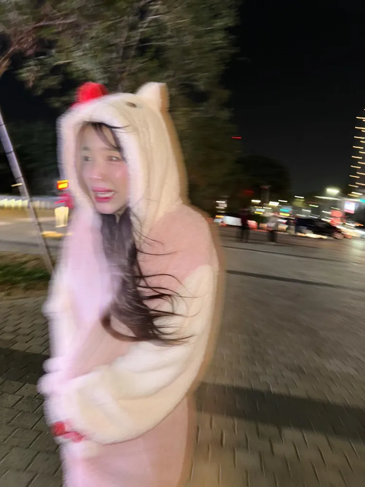 李多慧著睡衣裝現身台南街頭。翻攝自李多慧Threads