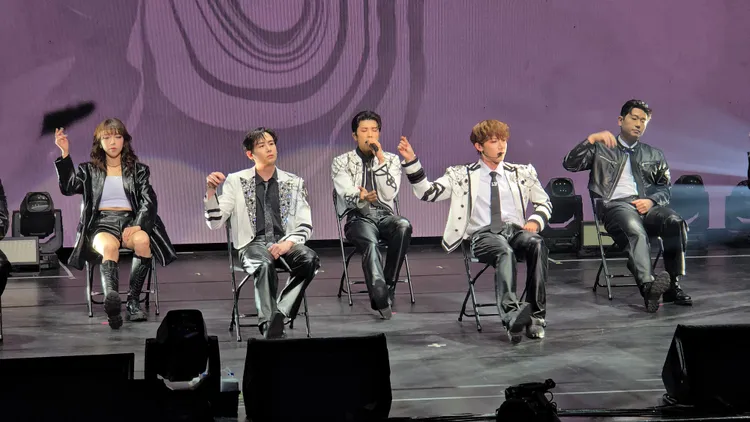 睽違12年來台的2PM三個團員，由左到右分別為尼坤、祐榮與JUN.K，在會場中燈光打開的舞台上，用1200萬畫素的5倍焦段也能捕捉動作中的畫面。趙筱文攝影
