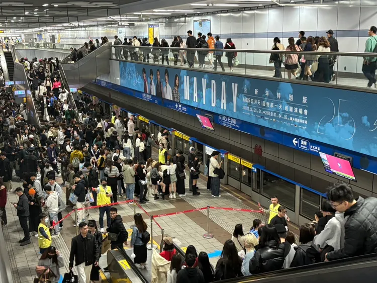 國父紀念館站被塞爆。江孟謙攝