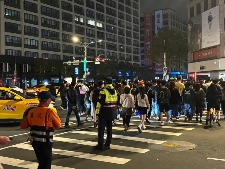 忠孝東路大批散場歌迷。江孟謙攝