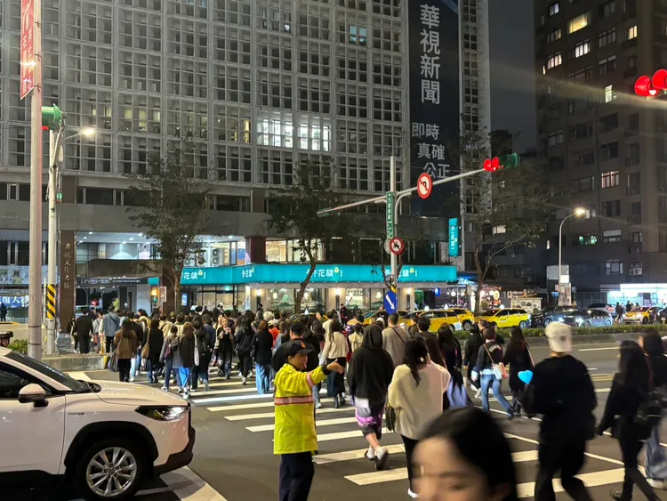 義交、警維持交通秩序。江孟謙攝