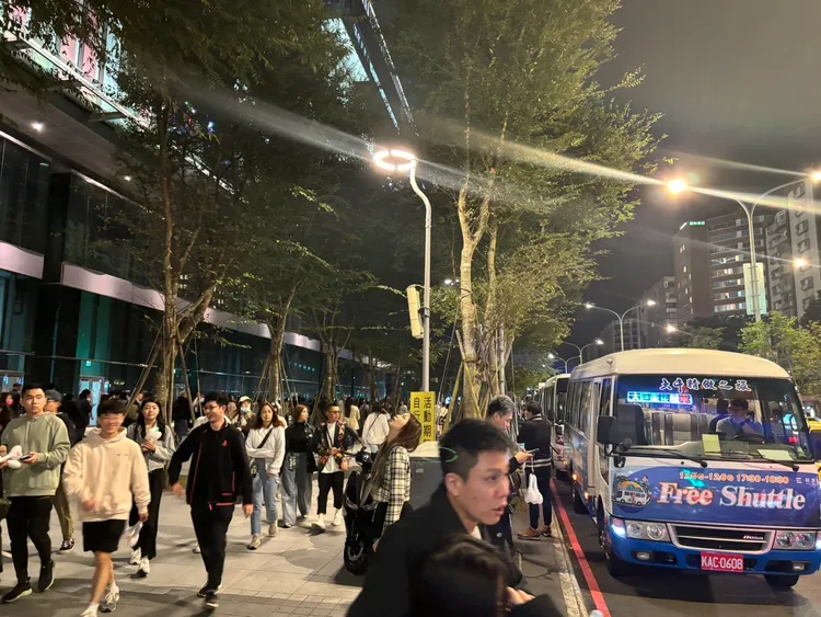 散場歌迷準備搭乘接駁車。江孟謙攝