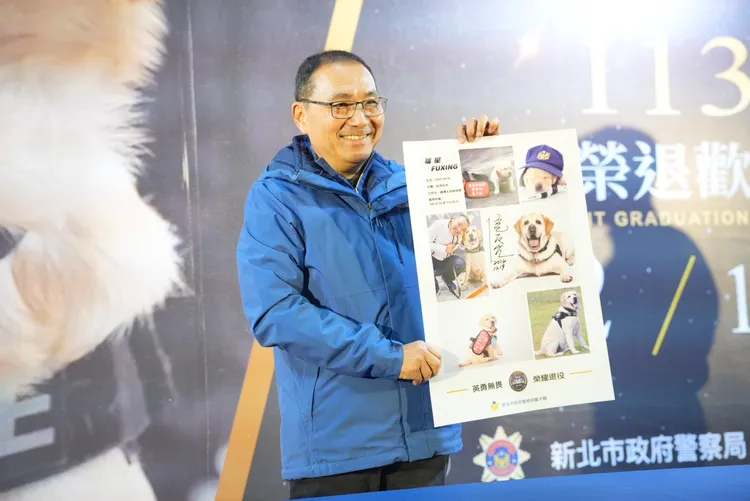 侯友宜向六隻退役的功勳警犬致敬，謝謝牠們對社會的貢獻付出，未來好好享受寵物人生。警方提供