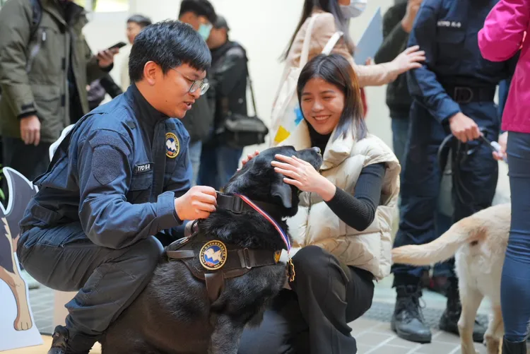 一起出生入死的警犬退役，警員們大家都相當不捨，也都給予祝福。警方提供