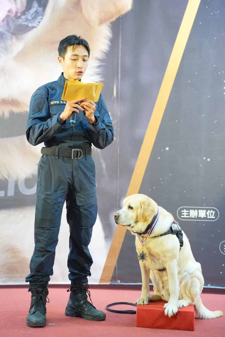 領犬員與警犬建立深厚友誼，退役分開之際難捨感情。警方提供