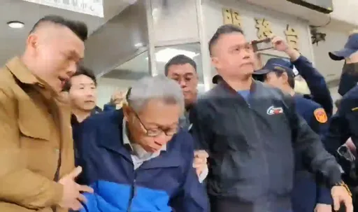 柯文哲笑著步出北檢「差點大摔跤」!1原因恐無法與陳佩琪同住
