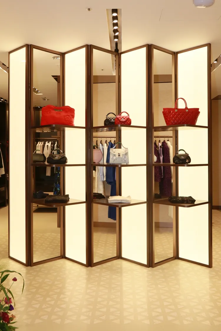 玻璃「屏風」打造出錯落的畫廊氛圍，使購物空間更加明亮通透。品牌提供