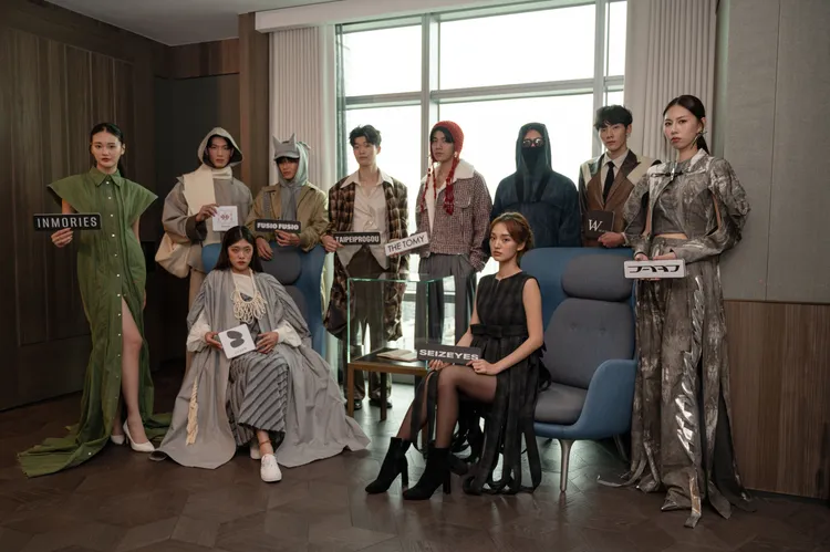 「高雄時尚大賞」由專業模特兒與「潮模訓練營」選拔出的模特新星，在時尚伸展台上動態演繹10組決賽入圍作品。青年局提供