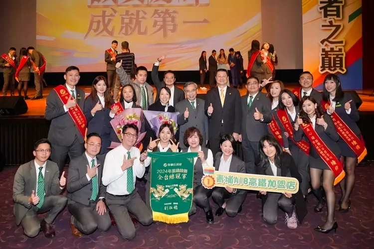 有巢氏房屋李佳樺團隊2024年以1.2億業績，獲頒「有巢氏房屋2024店總業績第一名」。永慶房產集團提供