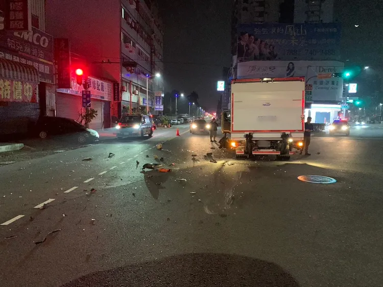 大貨車擦撞機車，女騎士傷重不治。翻攝畫面