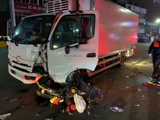 大貨車深夜闖紅燈!機車遭撞車殼碎滿地 女騎士噴飛傷重不治
