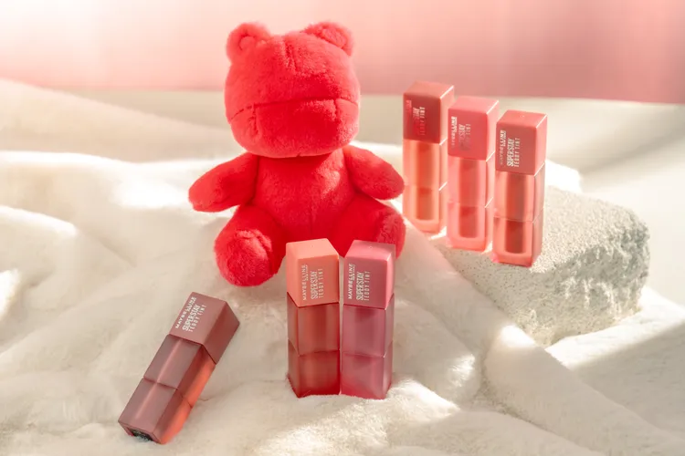 上市期間在Maybelline全通路達成指定購買條件，可免費獲得限量泰迪熊吊飾。品牌提供