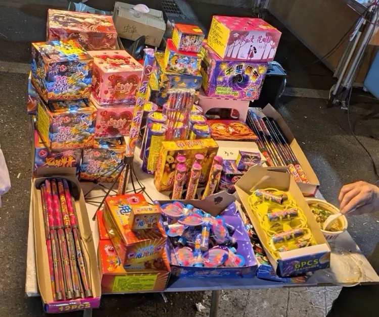 警消沒入逾火藥管制量的爆竹。桃園市消防局提供