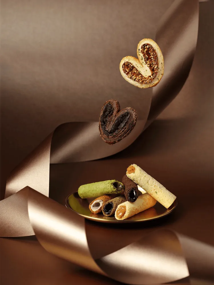 「春舞金燦」春節禮盒中包含多種經典灌餡蛋捲、新品「咖啡歐蕾蛋捲」及「夾餡蝴蝶酥」。業者提供