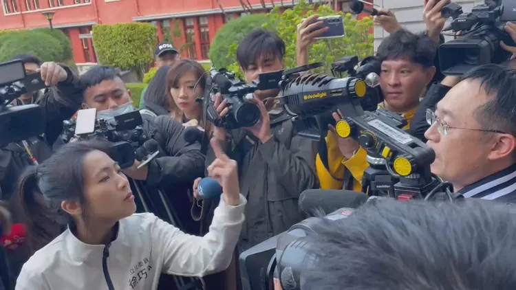 徐巧芯不滿遭指詐騙，當場狂比中指回擊李坤城。讀者提供