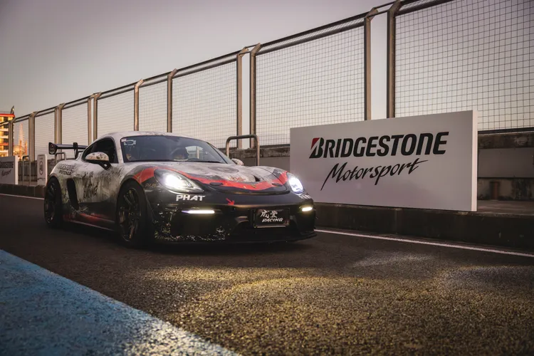 在原廠賽道測試中，RE-71RS平均賽道成績皆比RE-71R快上1.1%，最快單圈成績甚至減少2%。普利司通輪胎提供